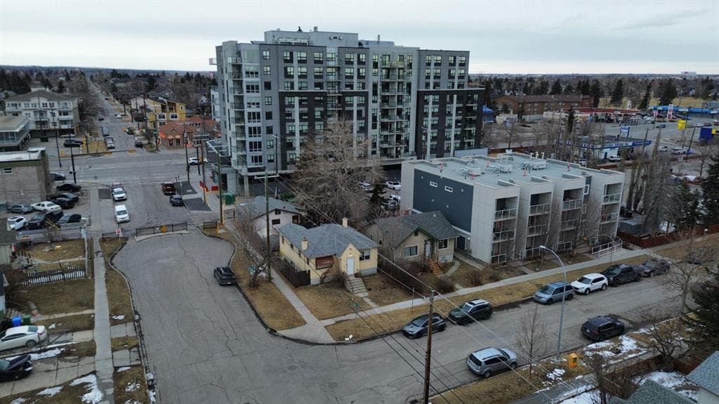 202 15 Avenue NE — photo 1