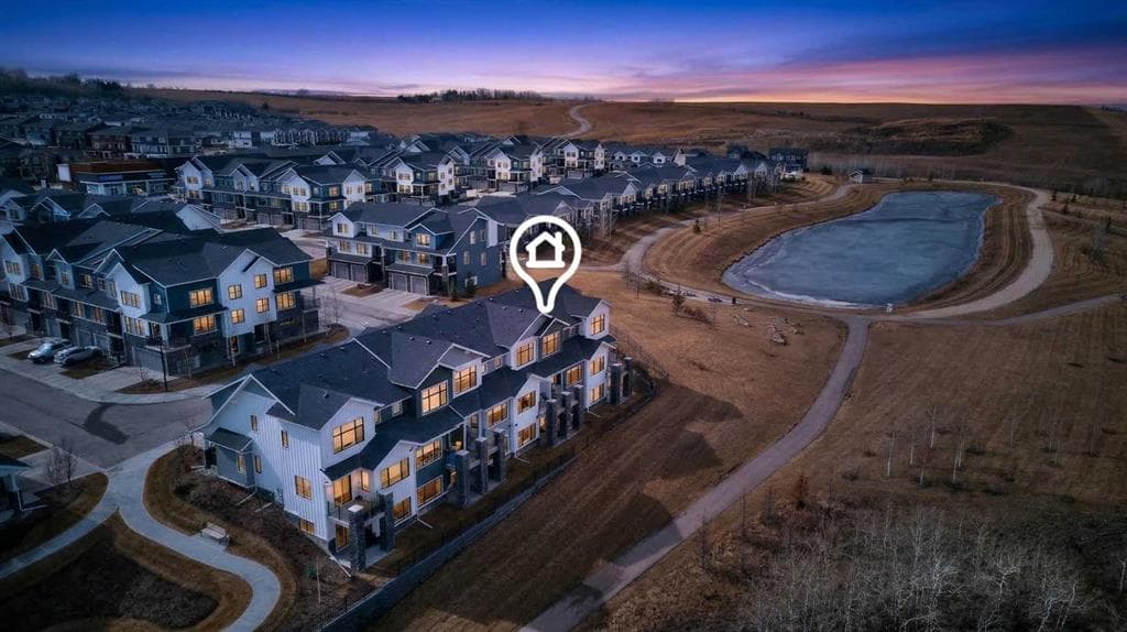 4-bed Townhouse for sale at 116 Crestridge Common SW, Calgary