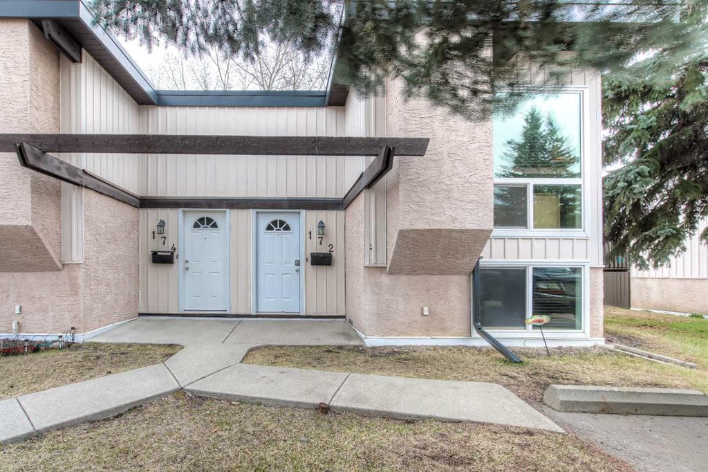 2-bed Townhouse for sale at 172 Oaktree Lane SW, Calgary