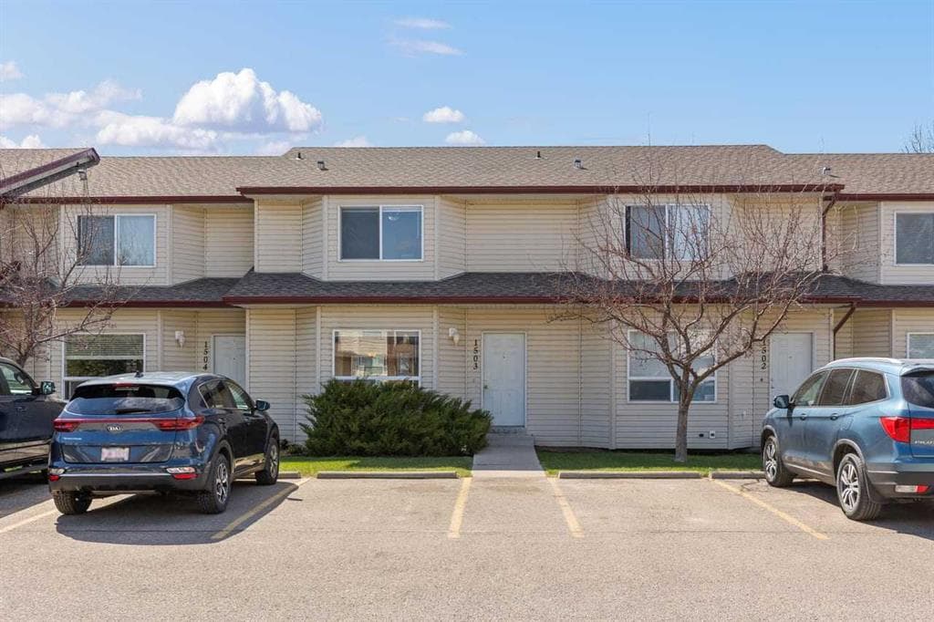 3-bed Townhouse for sale at 1503 Eagleview Place NW, High River