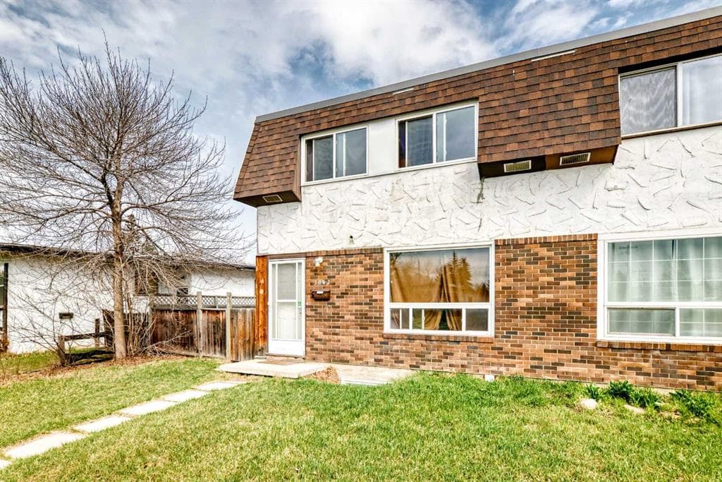 4-bed Semi-detached for sale at 3042 Doverville Crescent SE, Calgary