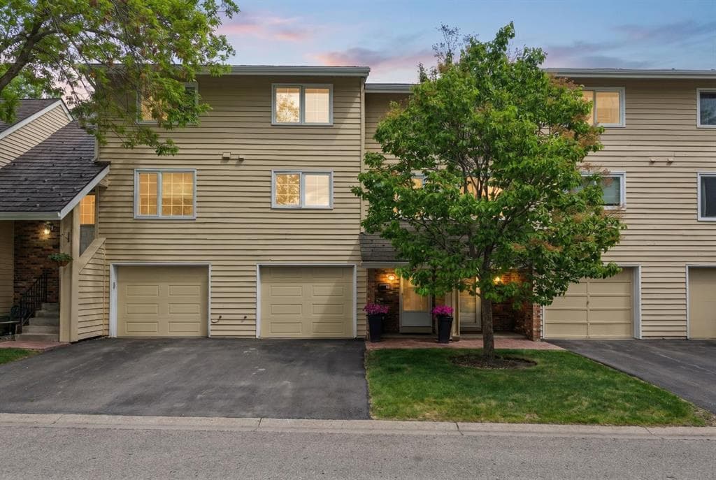 3-bed Townhouse for sale at 322 Point Mckay Gardens NW, Calgary