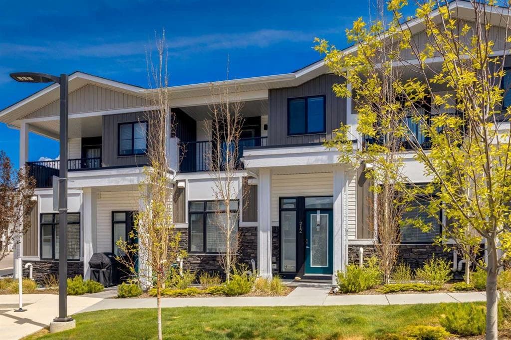 3-bed Townhouse for sale at 212 Crestbrook Common SW, Calgary