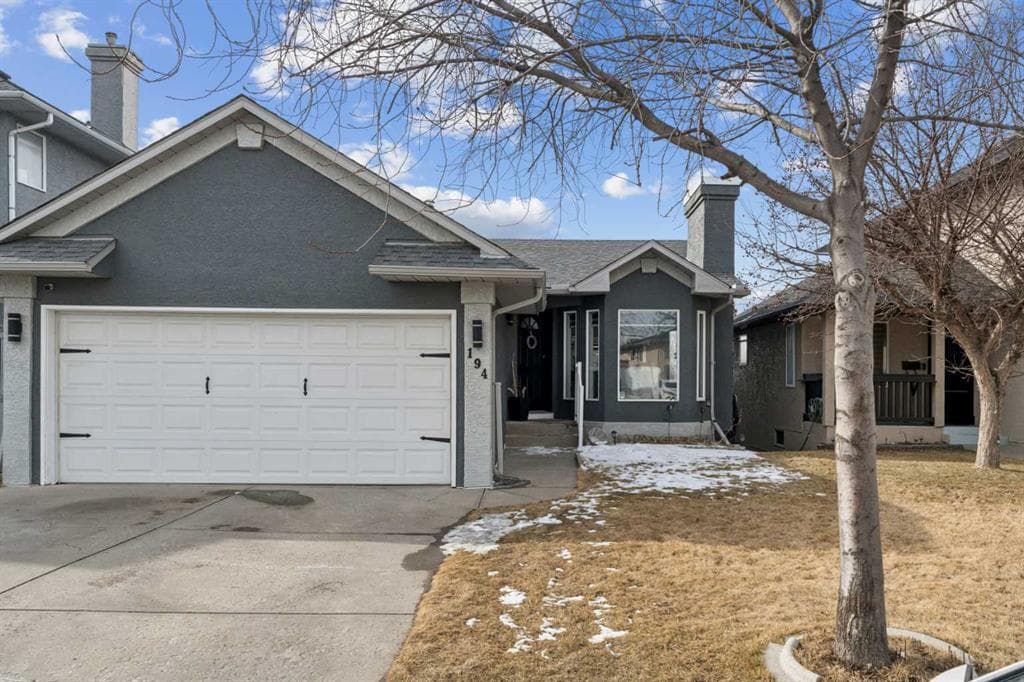 194 Martinglen Way NE — photo 1