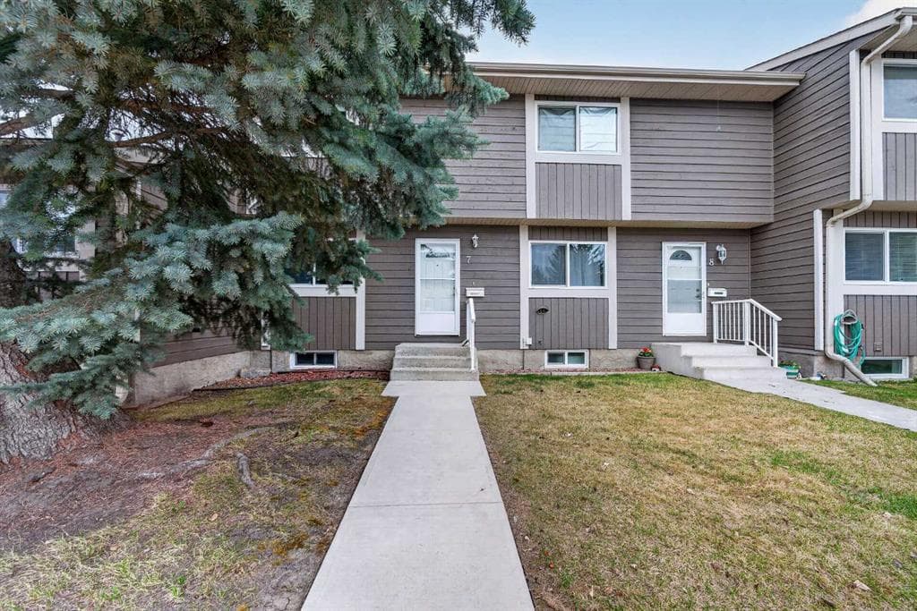 3-bed Townhouse for sale at 7, 14736 Deerfield Drive SE, Calgary