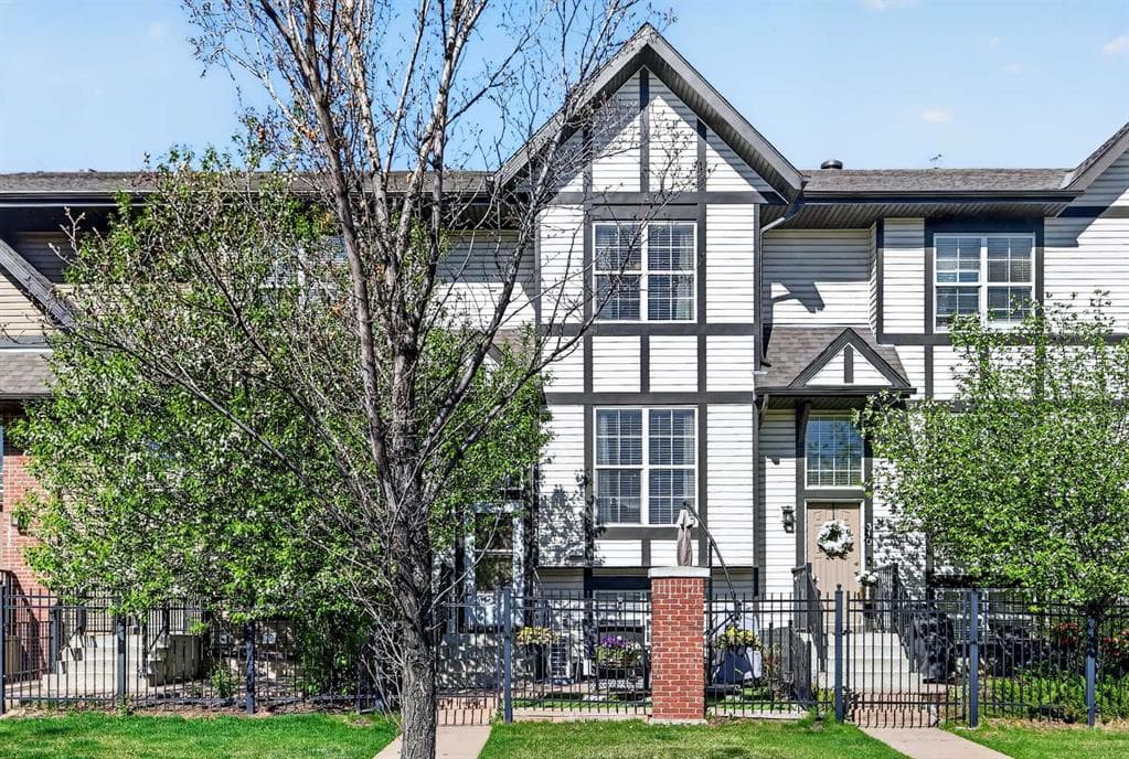 2-bed Townhouse for sale at 312 New Brighton Villas SE, Calgary