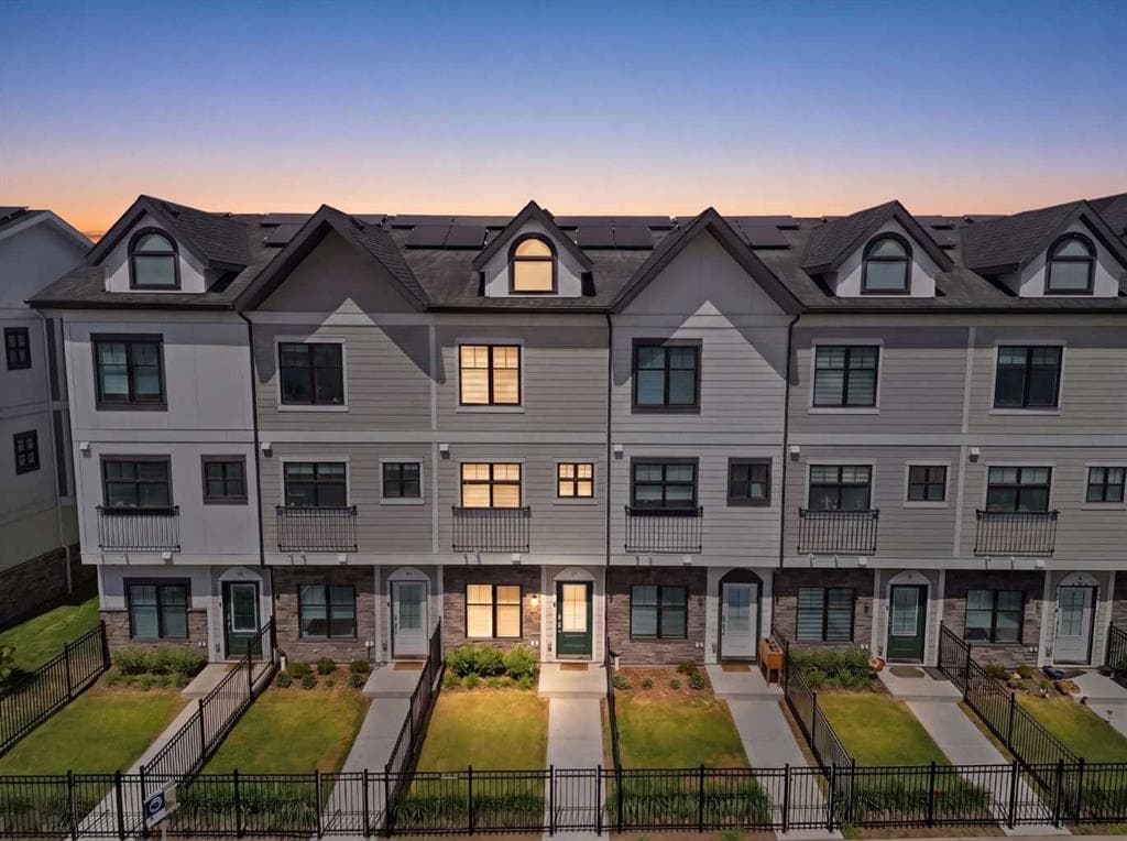 2-bed Townhouse for sale at 11 Les Jardins Park SE, Calgary