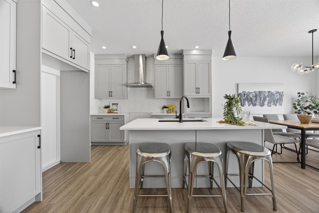 1090 Bayview Crescent — photo 1
