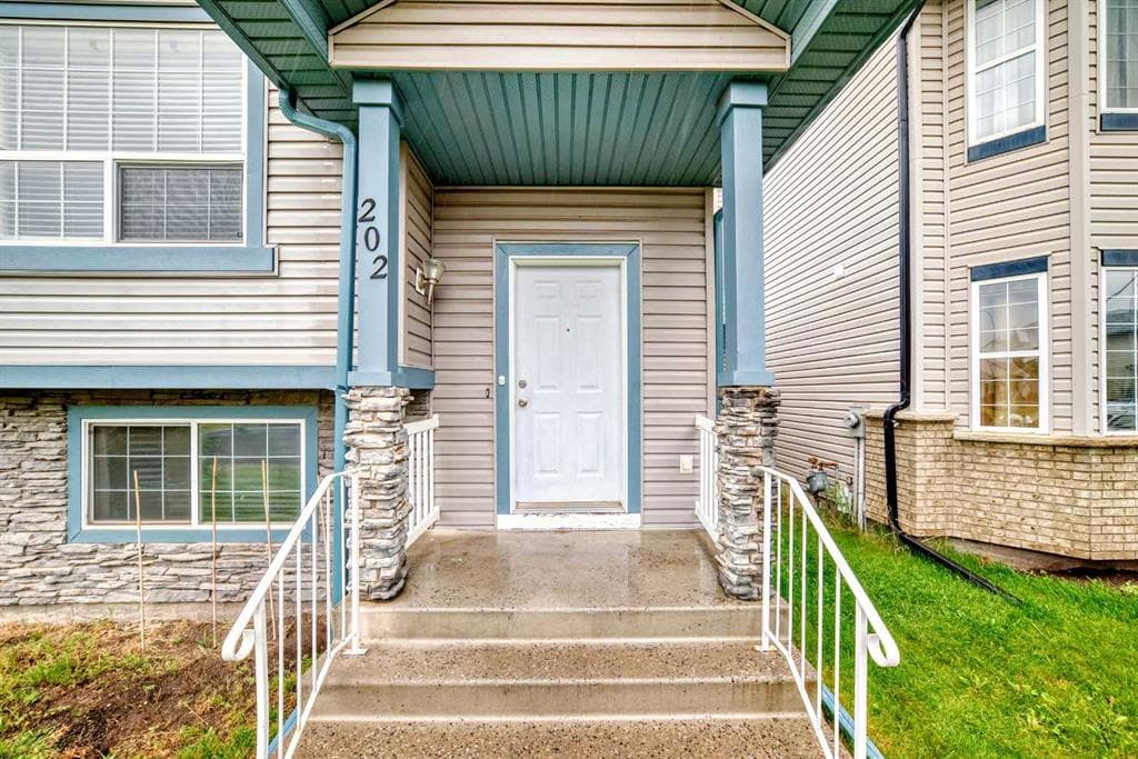 202 Saddlemead Green NE — photo 1