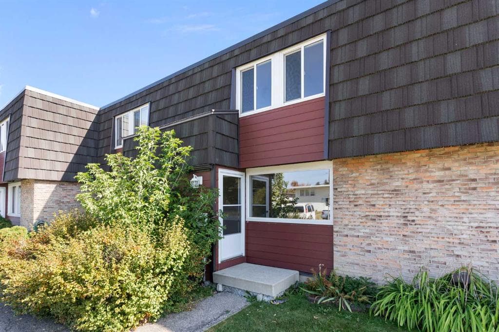3-bed Townhouse for sale at 32, 80 Galbraith Drive SW, Calgary