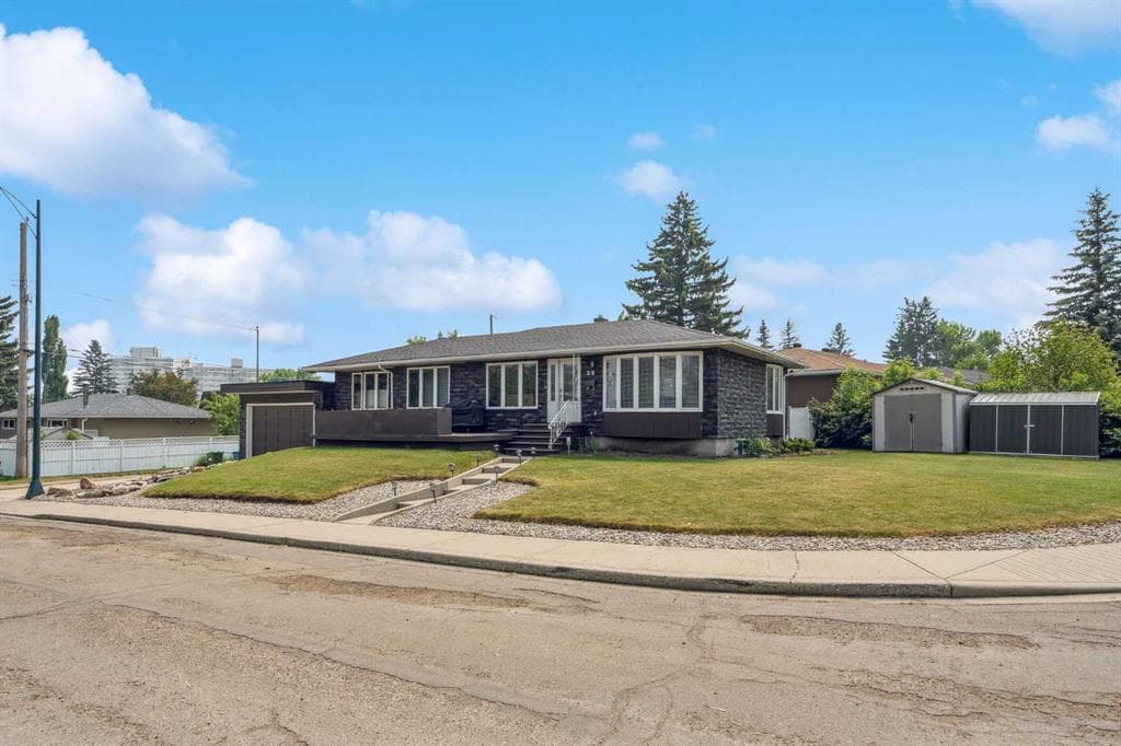 3-bed Detached for sale at 25 Manor Road SW, Calgary