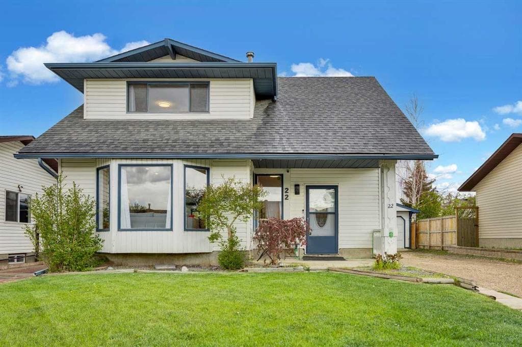 22 Sandstone Crescent SE — photo 1