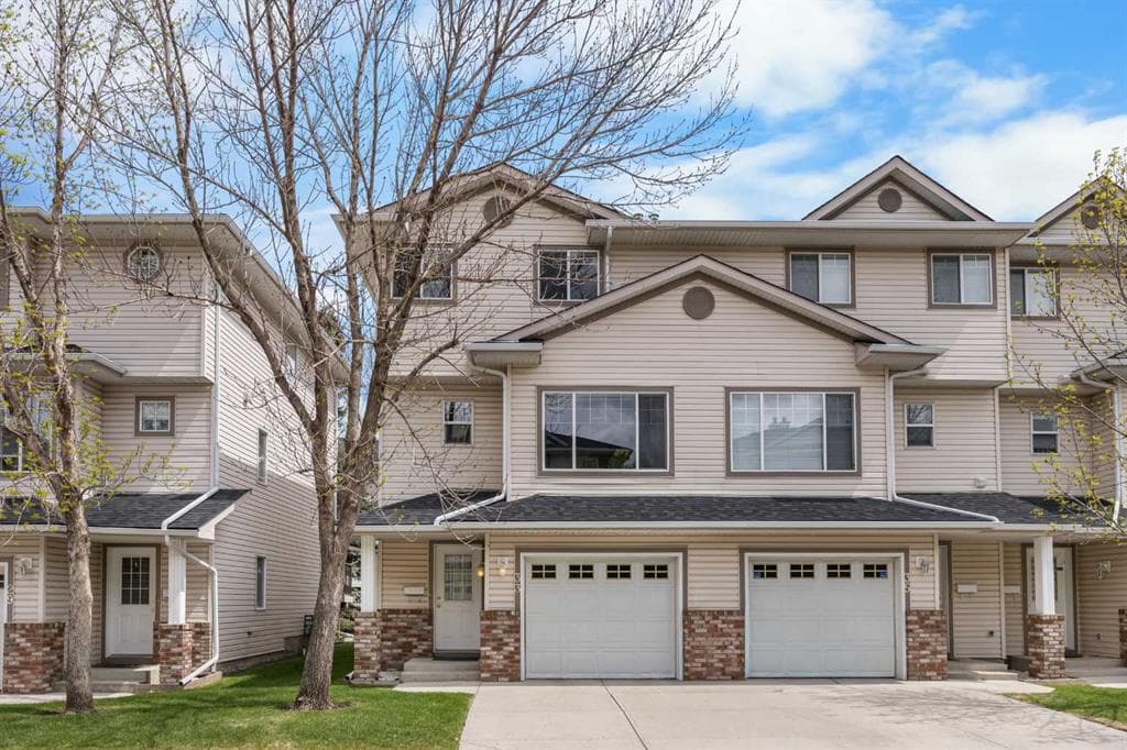 3-bed Townhouse for sale at 33 Country Hills Cove NW, Calgary