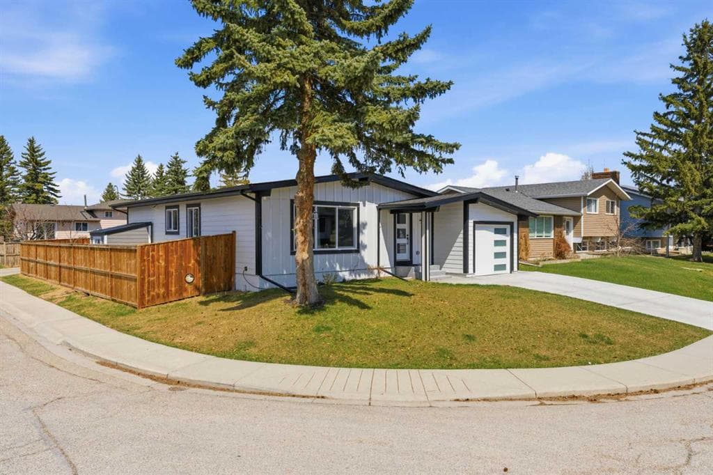 4-bed Detached for sale at 428 Queen Anne Way SE, Calgary