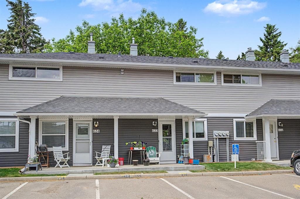 2-bed Townhouse for sale at 633 Regal Park NE, Calgary