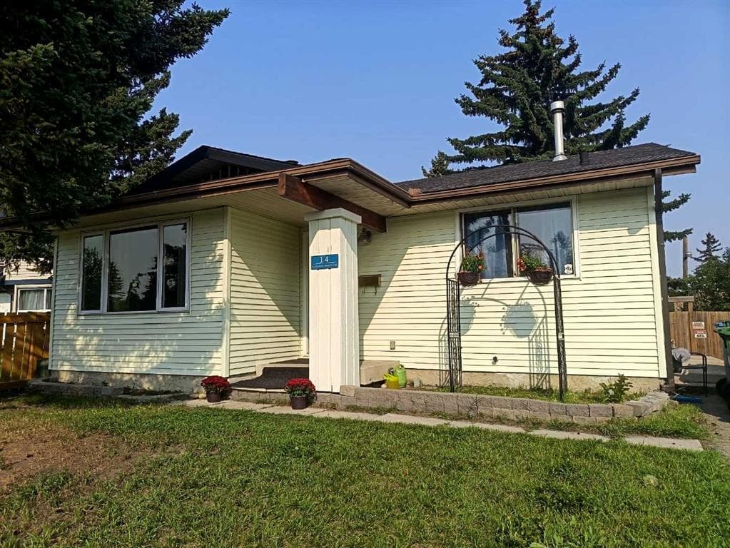 14 Radcliffe Crescent SE — photo 1