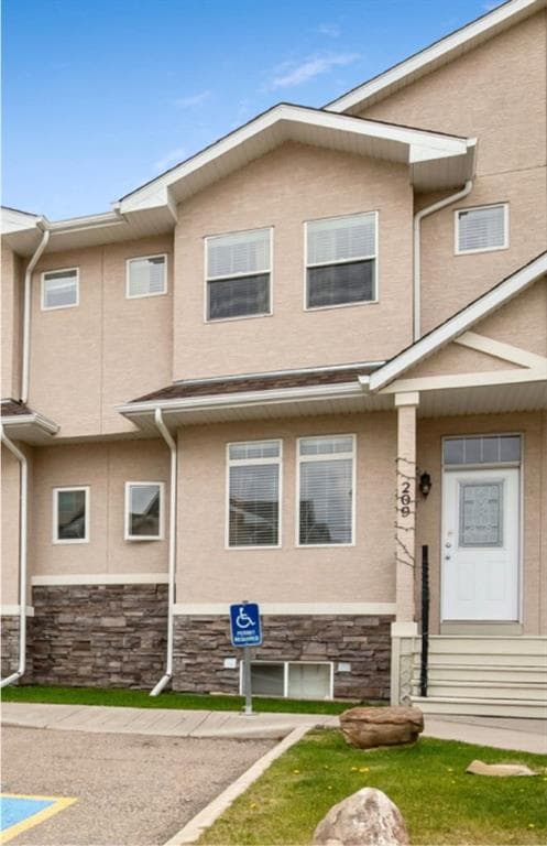 4-bed Townhouse for sale at 209 Strathcona Circle, Strathmore