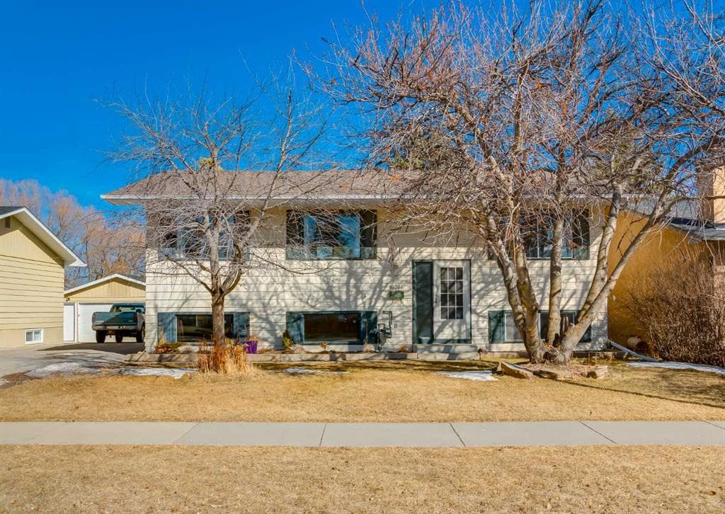 4-bed Detached for sale at 10012 Oakfield Drive SW, Calgary