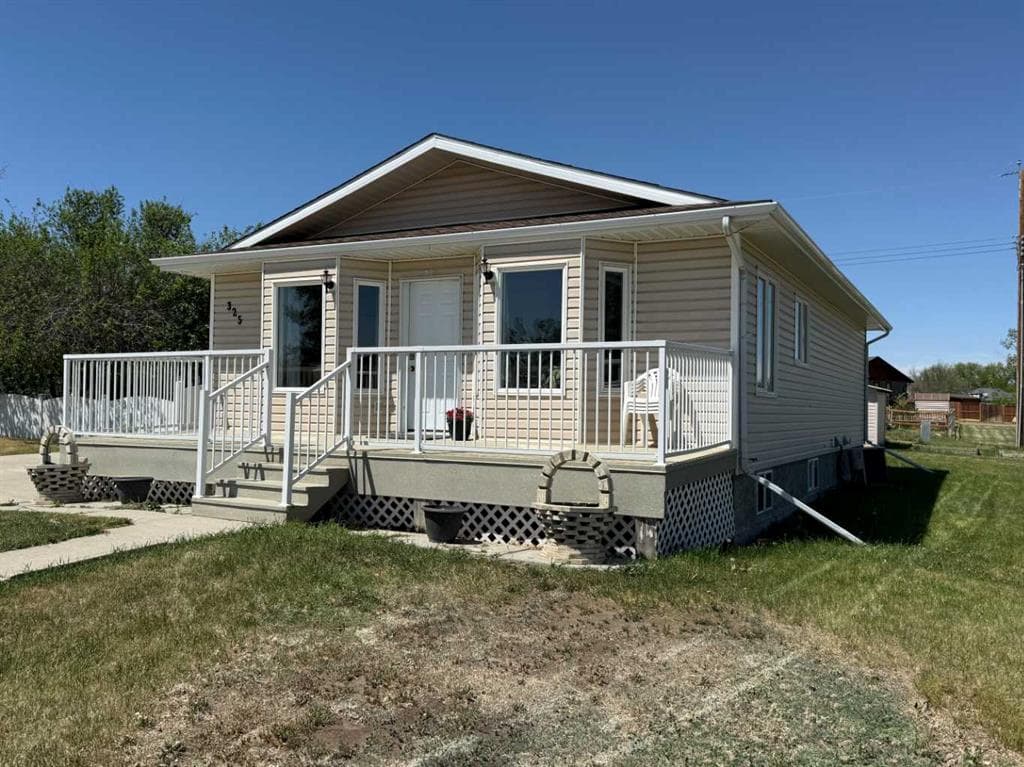 5-bed Detached for sale at 325 2 Avenue N, Champion