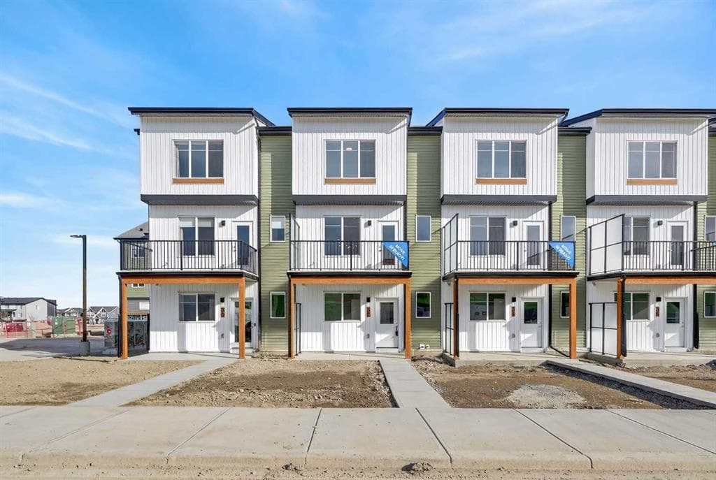3-bed Townhouse for sale at 32 Red Embers Plaza NE, Calgary