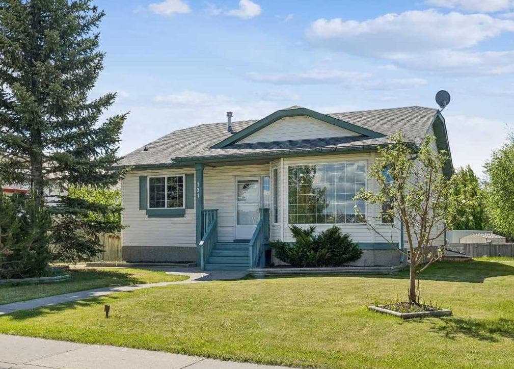 3-bed Detached for sale at 121 Quigley Drive, Cochrane