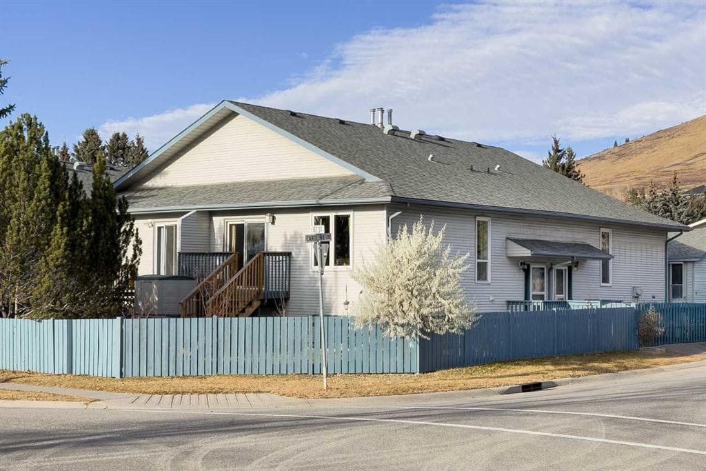3-bed Townhouse for sale at 2, 532 First Street Street E, Cochrane