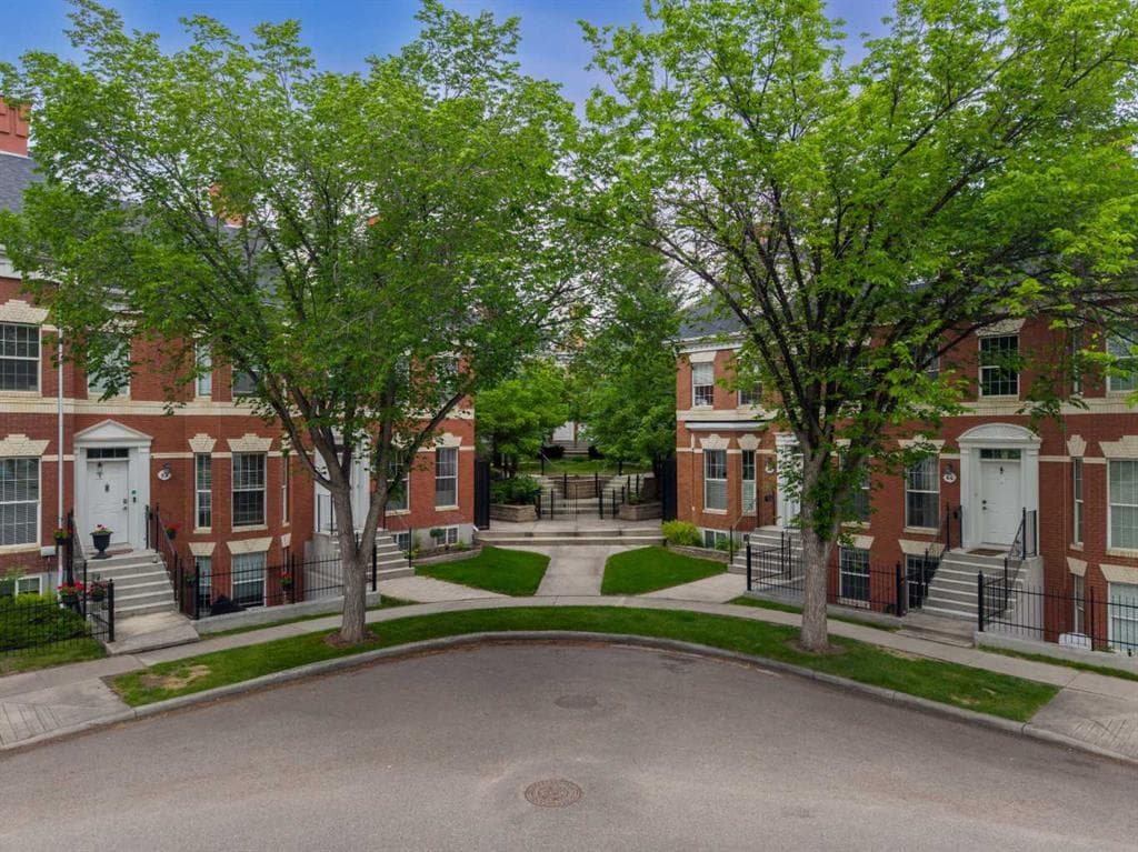 2-bed Townhouse for sale at 76 Inverness Square SE, Calgary