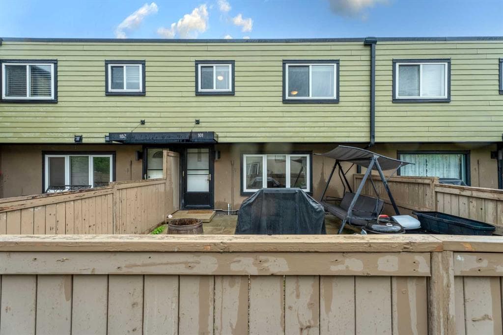3-bed Townhouse for sale at 101, 3809 45 Street SW, Calgary