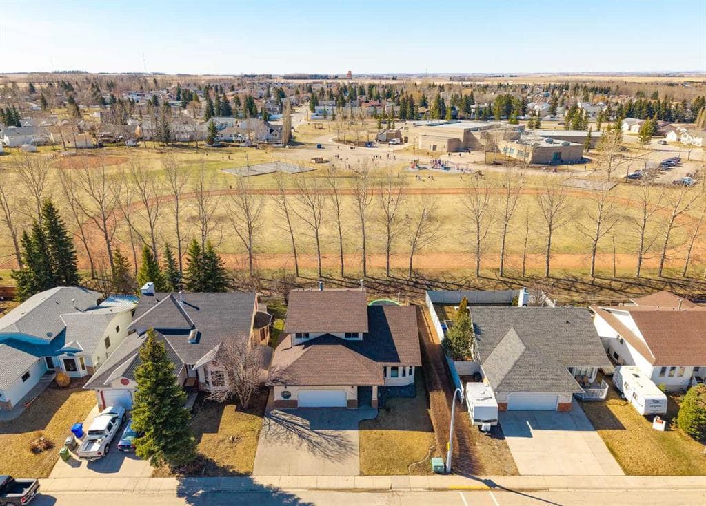 5-bed Detached for sale at 6005 Ash Street, Olds