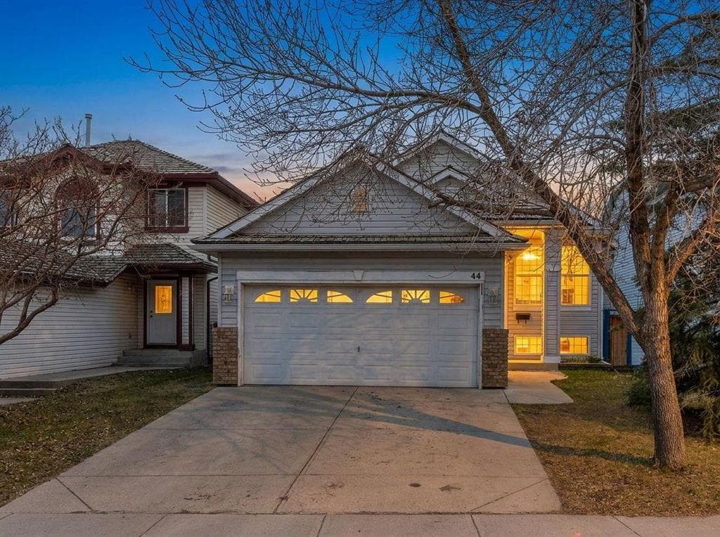 3-bed Detached for sale at 44 Douglas Glen Crescent SE, Calgary
