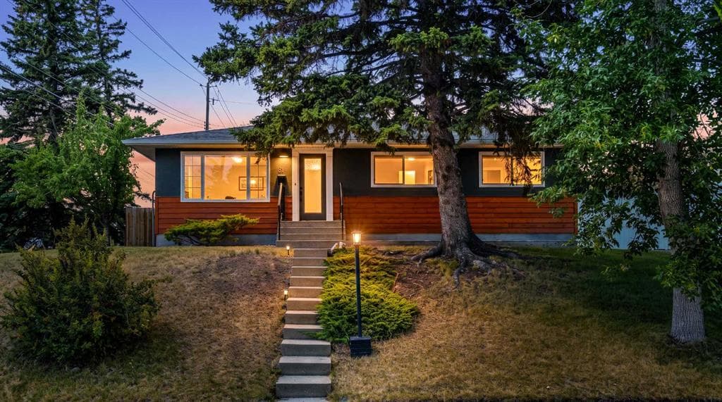 81 White Oak Crescent SW — photo 1