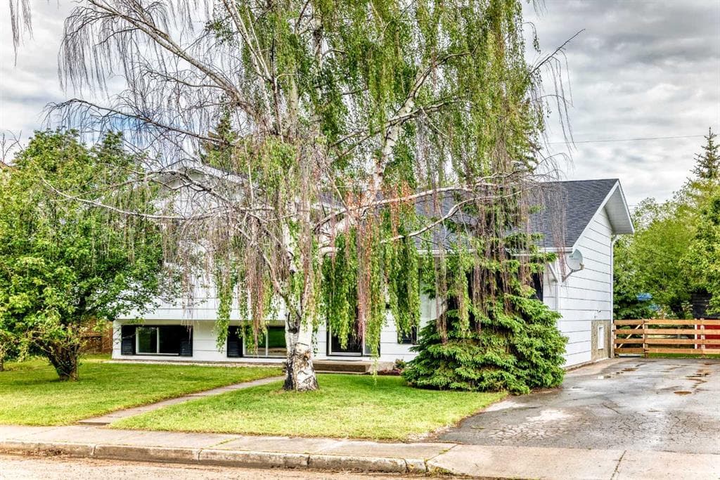 4-bed Detached for sale at 5606 51 Street, Olds