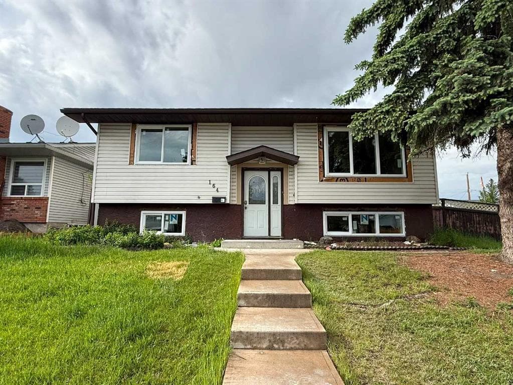 164 Manora Crescent NE — photo 1