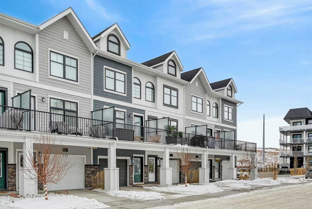 3-bed Townhouse for sale at 233 Les Jardins Park SE, Calgary