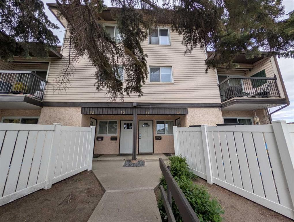3-bed Townhouse for sale at 71, 3745 Fonda Way SE, Calgary