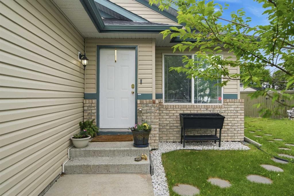 3-bed Semi-detached for sale at 109 Canoe Square SW, Airdrie