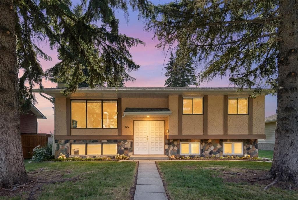 427 Queensland Road SE — photo 1
