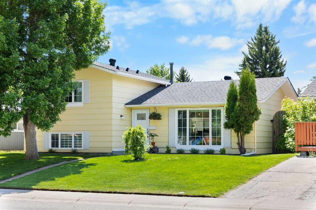 263 Midlawn Close SE — photo 1