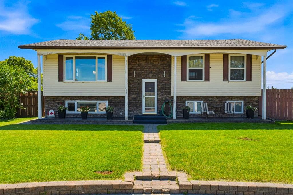 1016 Pensdale Crescent SE — photo 1