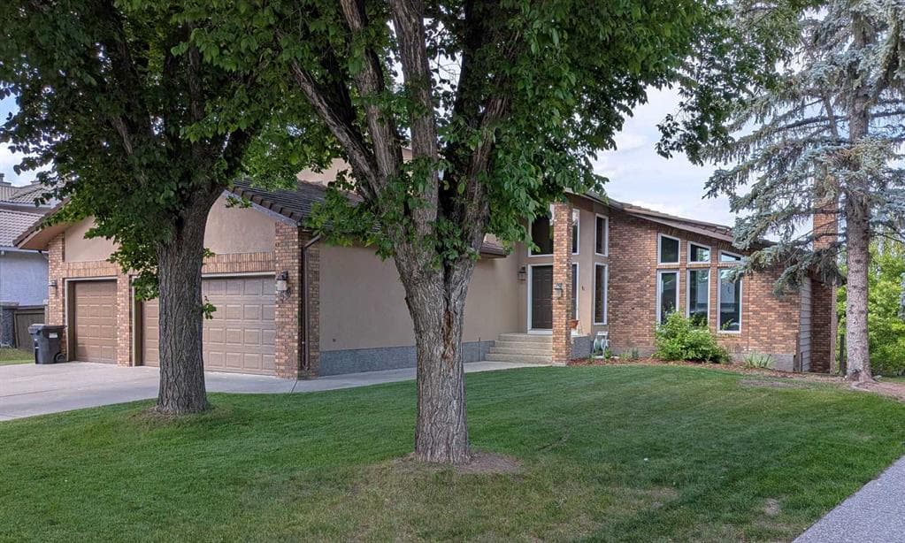 56 Patterson Crescent SW — photo 1