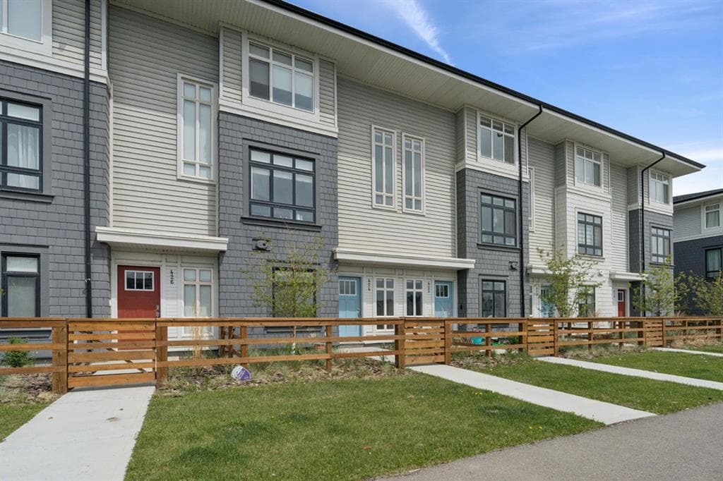 424 210 Avenue SW — photo 1