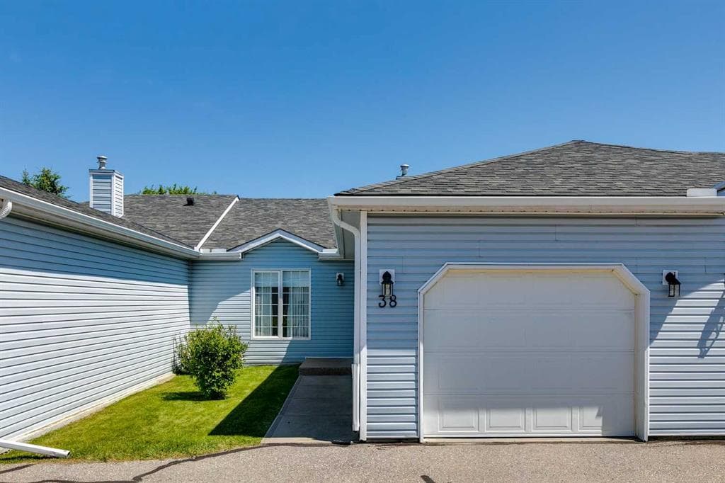 3-bed Townhouse for sale at 38, 105 Elm Place, Okotoks