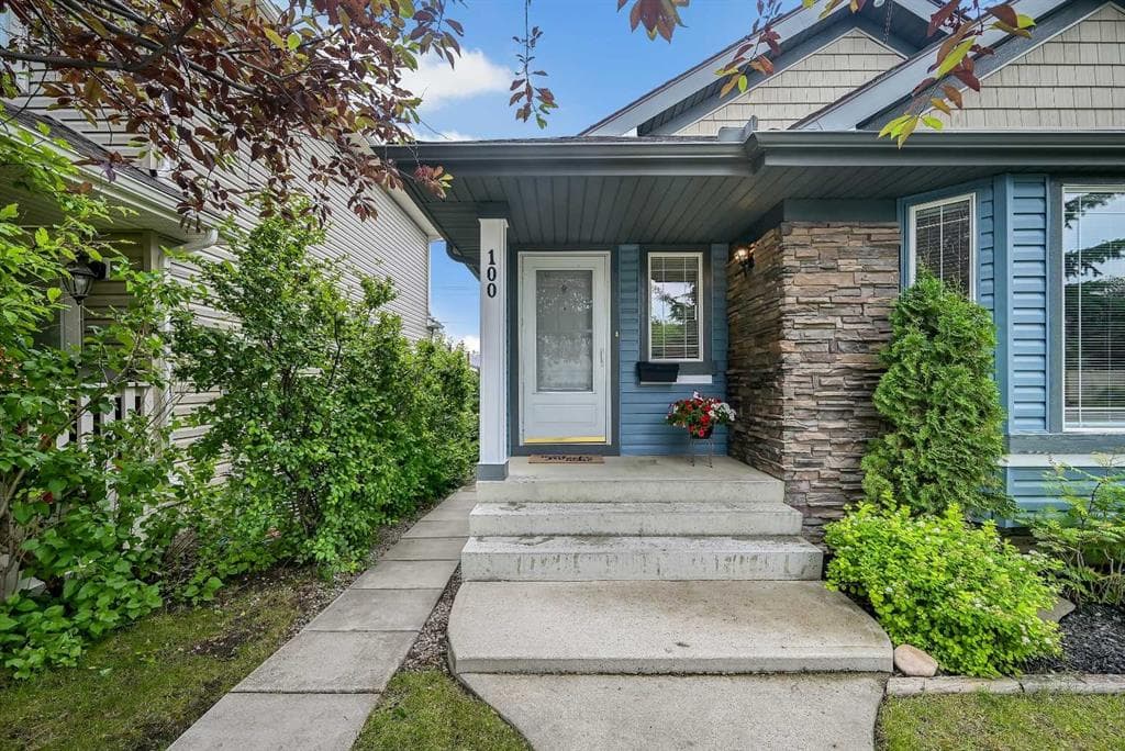 3-bed Detached for sale at 100 Somerside Grove SW, Calgary
