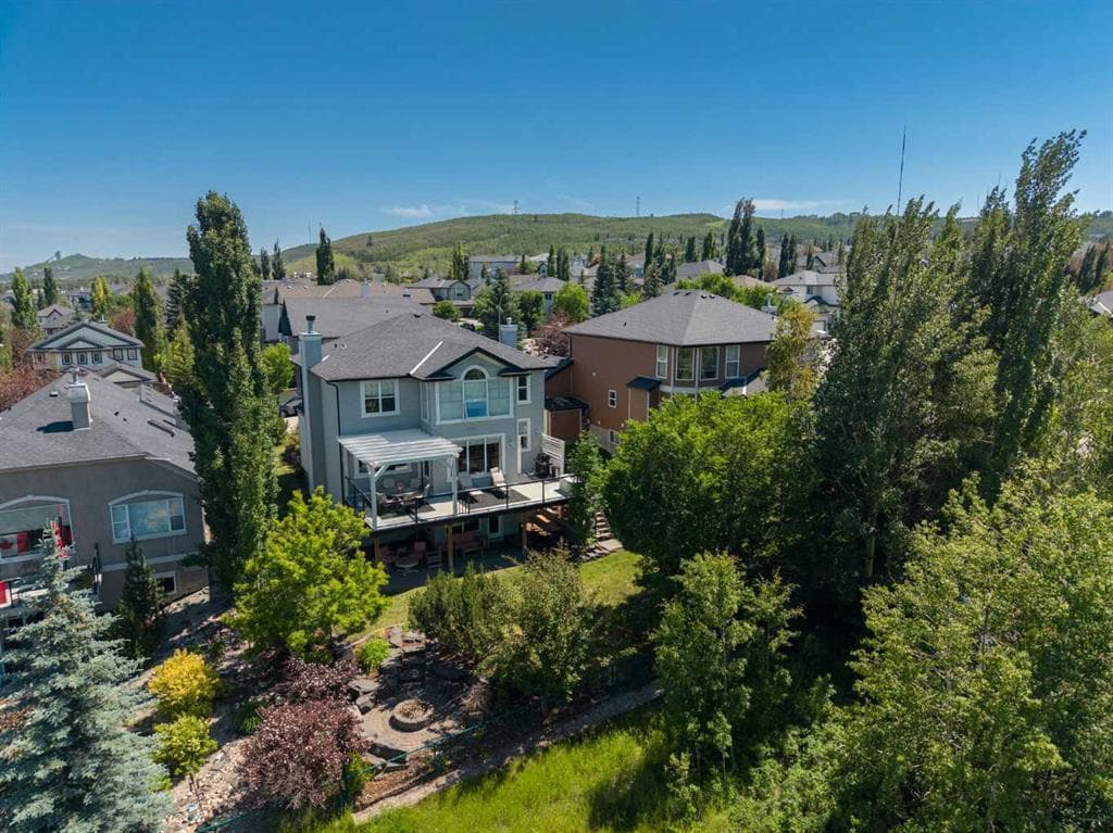 124 Valley Creek Crescent NW — photo 1