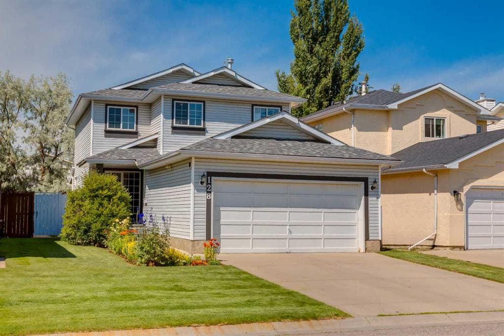 128 Riverwood Close SE — photo 1