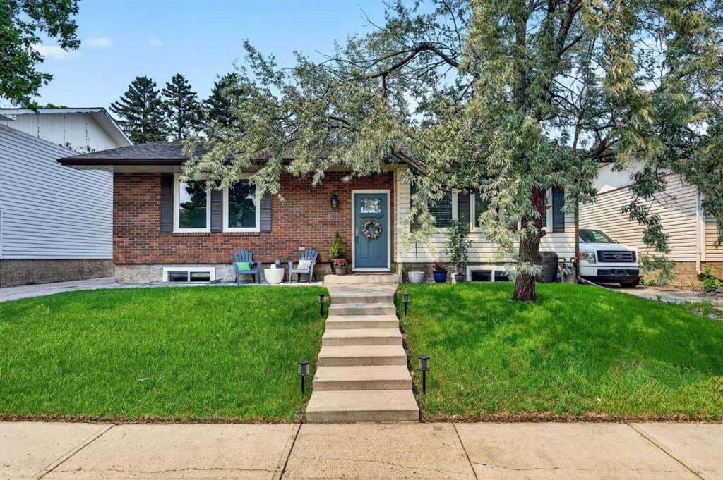 1820 Lysander Crescent SE — photo 1
