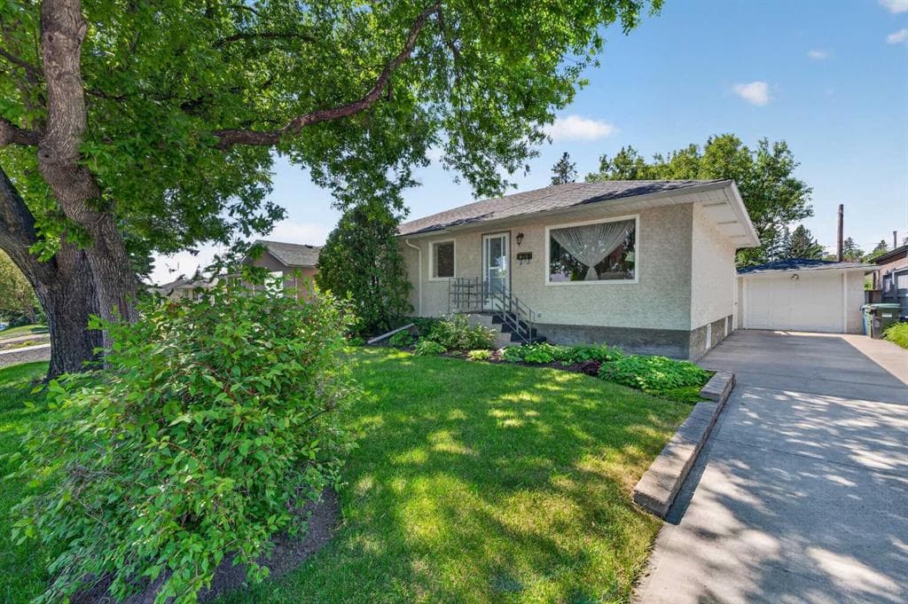 819 Thorneycroft Drive NW — photo 1