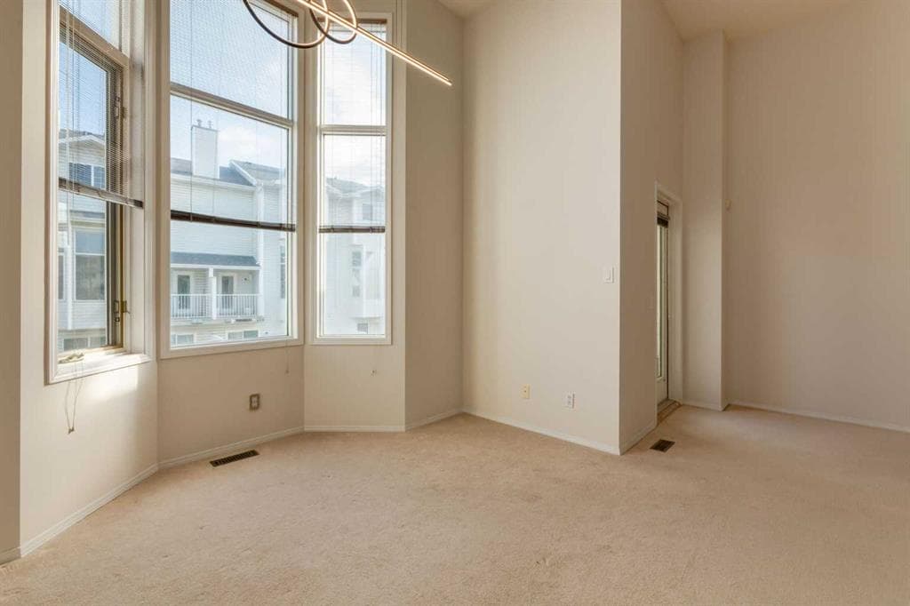 318 Hawkstone Manor NW — photo 1