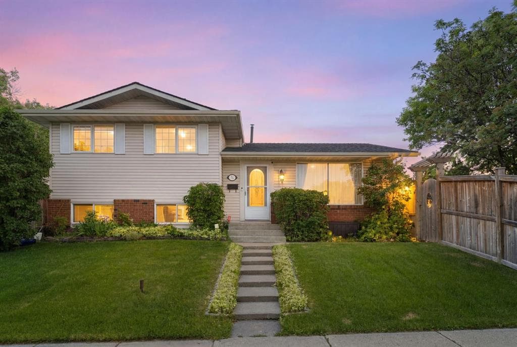 4-bed Detached for sale at 76 Pinebrook Close NE, Calgary