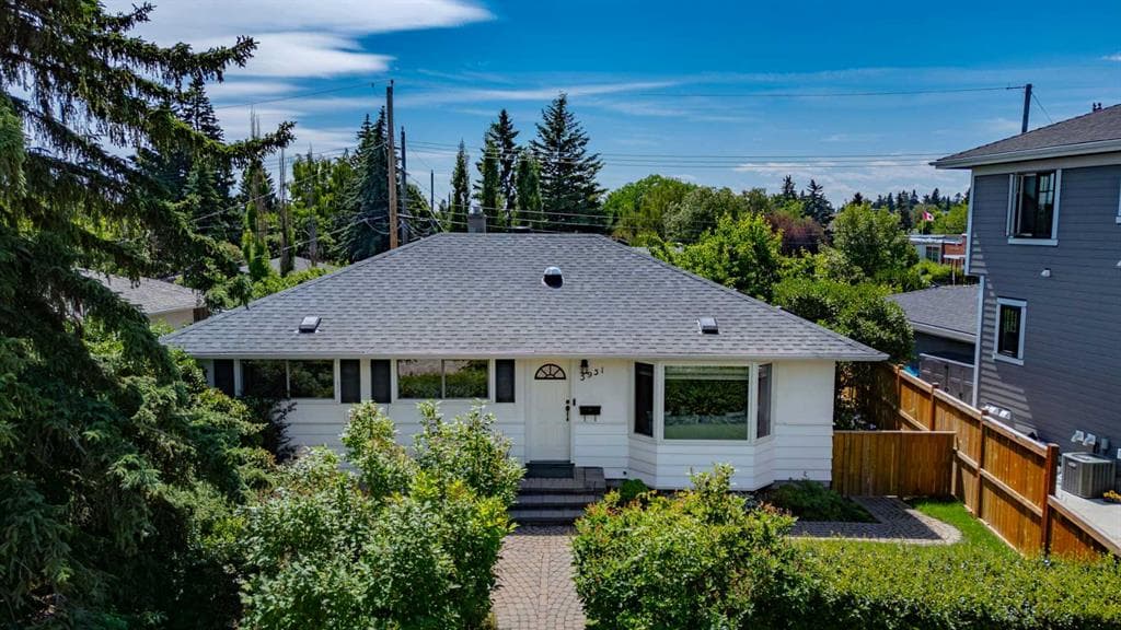 3931 23 Avenue SW — photo 1